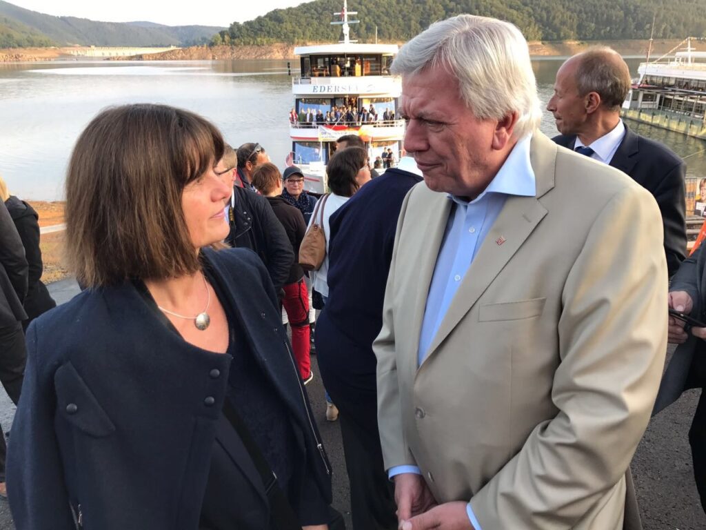 Der hessische Ministerpräsident Volker Bouffier im Gespräch mit Sabine Stuhlmann