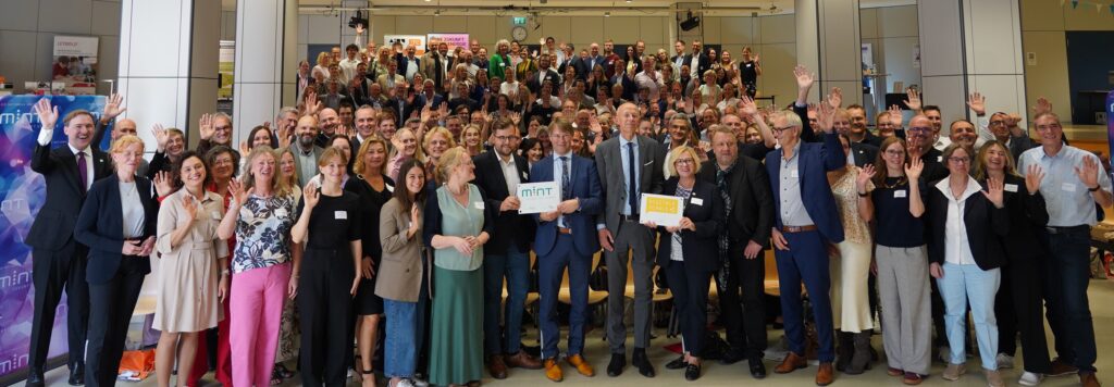 Kultusminister Armin Schwarz ehrt 62 „MINT-freundliche Schulen“ und 42 „Digitale Schulen“ in Hessen, 17.09.2026